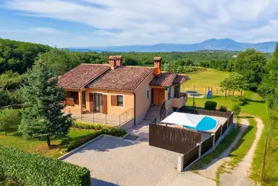 Image de Maison de vacances Nedescina pour 7 personnes avec 3 chambres à coucher - Maison mitoyenne