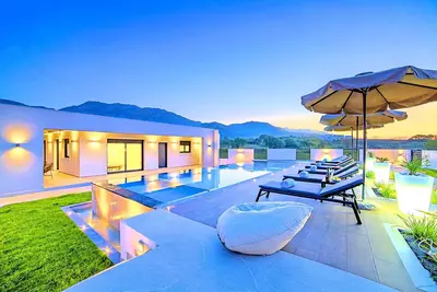 Image de Villa Solaris with Heated Pool & Jacuzzi
