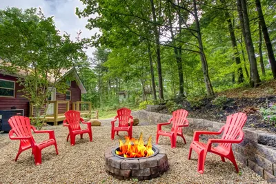 Image de Smoky Mountain 3 Bedroom in Sky Harbor with Hot Tub, arcade game and Firepit