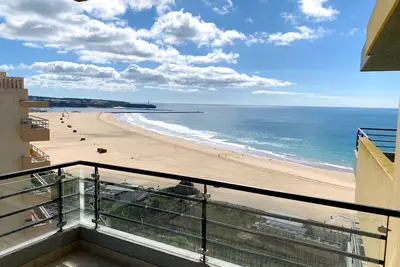 Image de T2, Frente à Praia, com Magnífica Vista Sobre o Mar, Piscina e Garagem