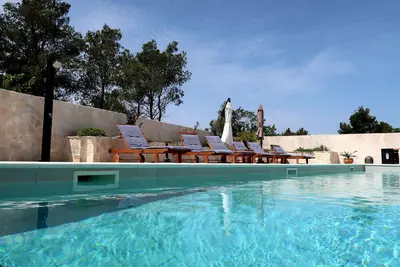 Image de Maison de vacances privée avec Wifi, piscine privée, climatisation, bain à remous, Tv, patio