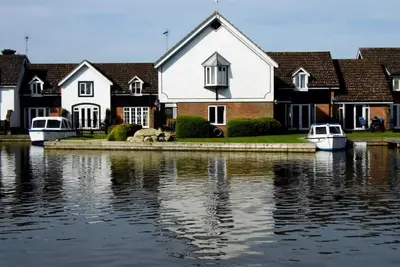 Image de Waterside holiday cottage with own mooring & fishing. 2-bedroom (Double & Twin)