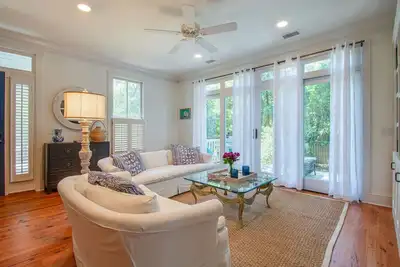 Cozy Bluffton Cottage in Old Town. . .