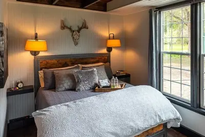 Image de Steps away from the beautiful Kootenai River; Timber River Guest House.