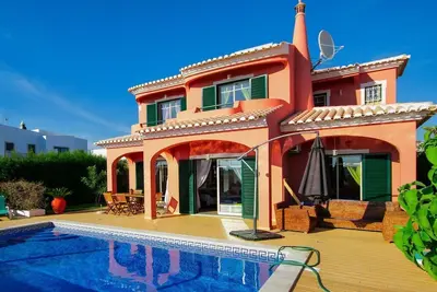 Image de Belle et paisible Villa distance de marche de la plage avec piscine privée.