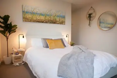 Image de Spacious modern 1bdr, wifi, parking, close to city