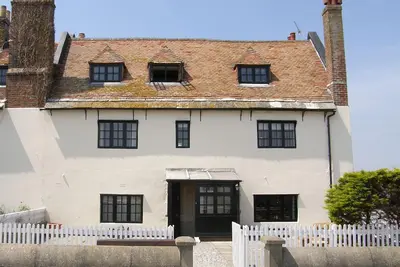 Image de 'The Old Customs House', character cottage on Mudeford Quay