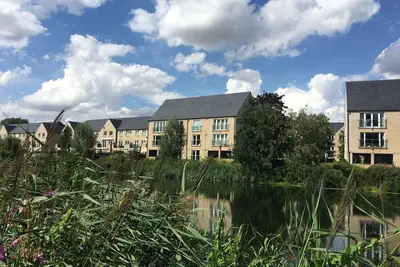 Image de Penthouse 2 chambres et 2 salles de bain au bord de la rivière avec vue sur le parking près de St Neots