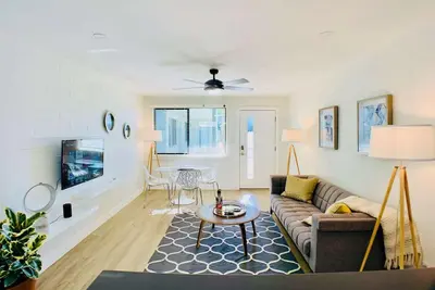 Image de Pool front Condo, steps from memorable Old Town.