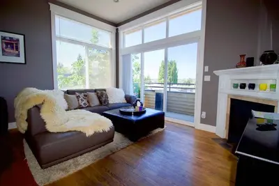 Image de Elegant, airy and bright with vivid views over ship canal, Fremont and beyond.