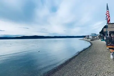Image de 100-year-old cabin Perched on stilts above the Puget Sound.