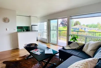 Image de Modern, airy and bright, this private apartment sits on the top of Queen Anne hill.