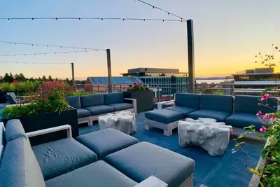 Image de Enjoy extensive water views from this upper floor unit.