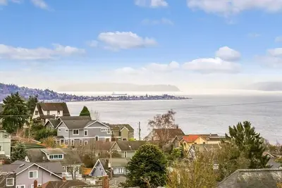 Image de Modern, airy and bright, this private apartment sits on the top of Queen Anne hill.