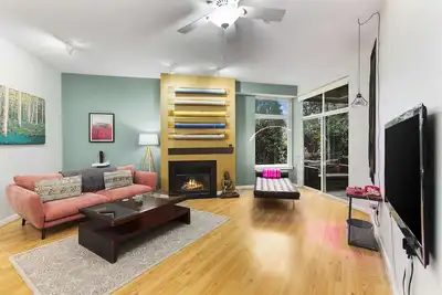 Image de Thoughtfully decorated 12' ceiling apartment nestled in the quiet section of Kirkland.