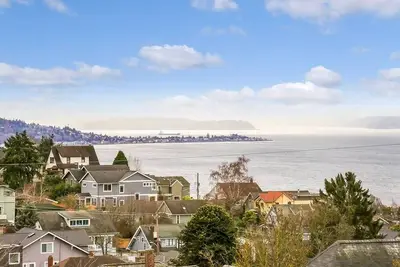 Image de Modern, airy and bright, this private apartment sits on the top of Queen Anne hill.