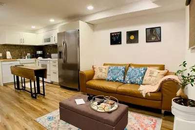Image de Very clean, modern, and well-appointed daylight basement apartment.