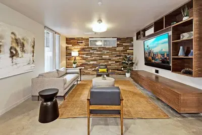 Image de Quiet retreat, in Seattle's most prominent entertainment & counterculture community.