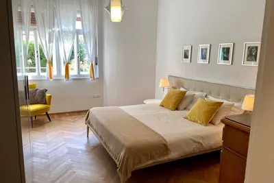 Image de Delightful apartment from the late 20s, recently renovated.