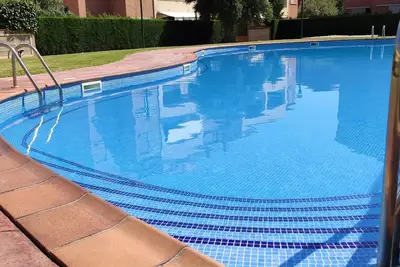 Image de Spacious apartment overlooking the community pool. Ideal for children.