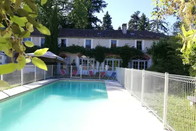Image de villa 4* avec vue, piscine et parc de château