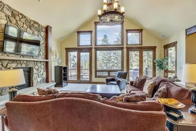 Highlands Getaway: Private Home with great views, Hot Tub & Seasonal Shuttle