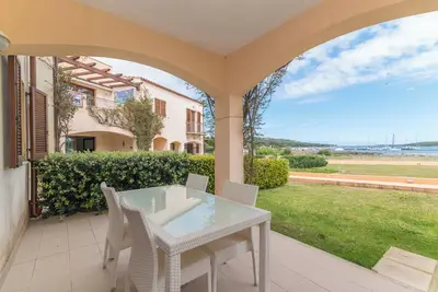 Image de Appartement \"I Mirti di Porto Pozzo\" près de la plage avec vue sur mer, jardin et terrasse