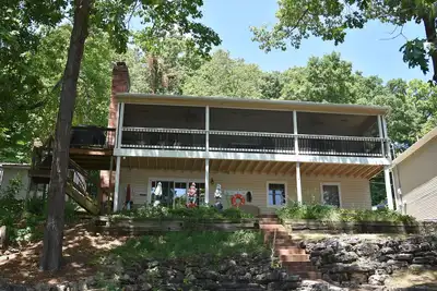 Image de Great family retreat! Lakefront, 4bed/2Ba, quiet cove & private dock
