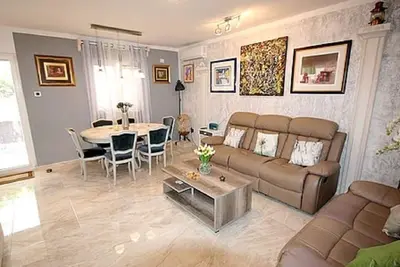 Image de Apartment, large and beautiful, on the first floor with terrace