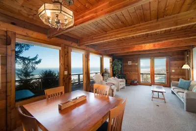 Image de Pet-Friendly Home with sweeping hilltop views, deck, short drive to the beach