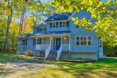 Image de Modern Pocono Retreat – Game Room, Near Lake, Sleeps 18 & 40+ Attractions!