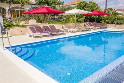 Image de Maison de vacances Seget Donji pour 1 - 5 personnes avec 2 chambres à coucher - Maison de vacances