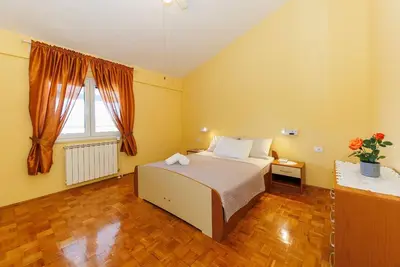 Image de Appartement de vacances Ražanac pour 6 - 8 personnes avec 4 chambres à coucher - Maison mitoyenne