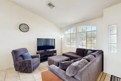 Image de Sun-filled dog-friendly home with private pool, putting green, & mountain views