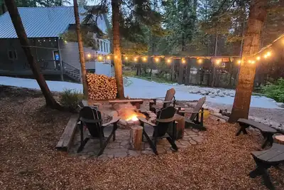 Image de Luxe family and pet friendly chalet in private, forested setting