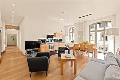 Image de Downtown Landmark near Checkpoint Charlie – fully preserved heritage building