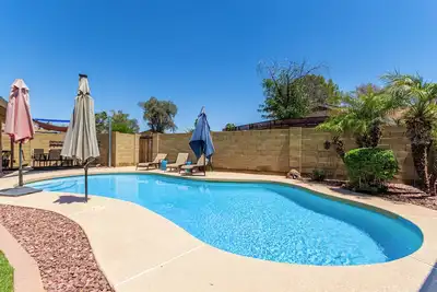 Image de Paradise in Chandler! Heated/cooled pool included.