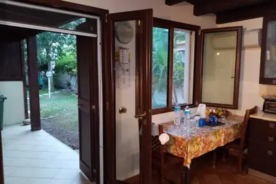Image de Detached apartment in beachfront villa with garden.