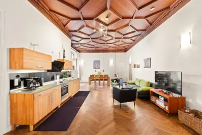 Image de Downtown Landmark near Checkpoint Charlie – fully preserved heritage building