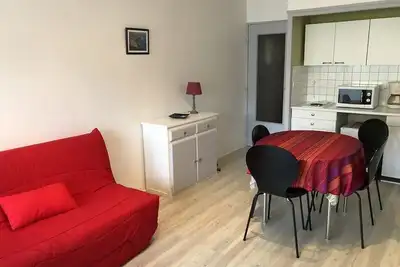 Image de Joli studio rénové avec goût dans une résidence, proche du centre et de la grande plage, avec. . .