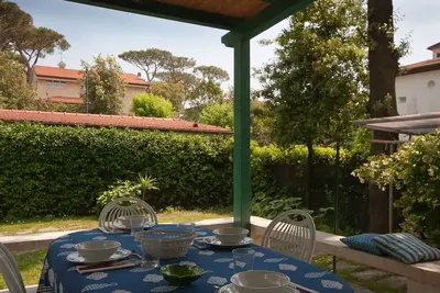 Image de Maison à Marina di Pietrasanta avec grand jardin à 300 mètres de la mer