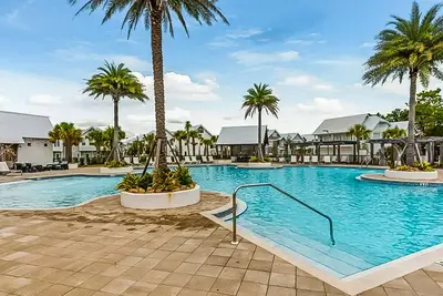 Comfortable beach condo with pool in a great location