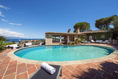 Image de Exceptional provencal-style villa with stunning panoramic sea views