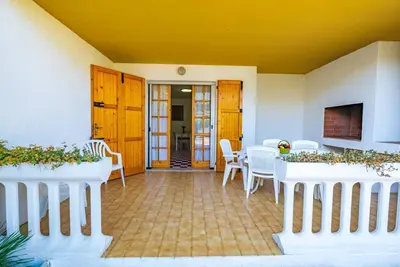 Image de Chalet confortable avec 3 chambres, climatisation, terrasse, barbecue, parking