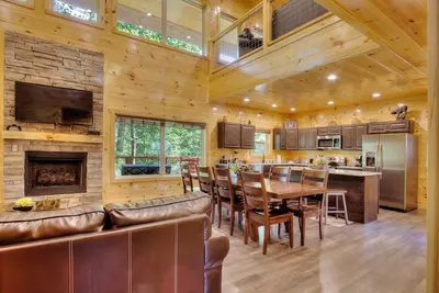 Image de 5 Master Suites! 5/6bath Cabin 5 min to Gsmnp!