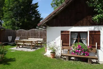 Image de Maison de campagne avec terrasse ensoleillée et jardin