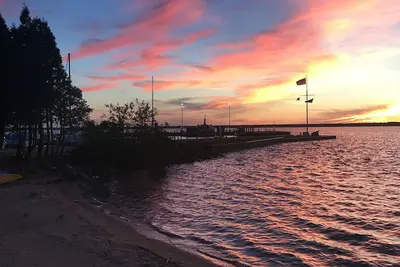 Image de (White House Cabin) Serene Lakefront 4 Bedroom Cottage - Pets Ok