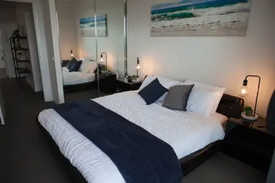 Image de Modern spacious 1bdr, wifi, Ev charging & parking, close to shops
