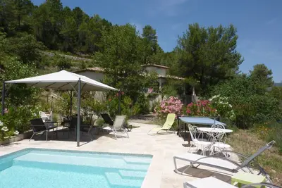 Image de Les Oliviers  avec Piscine - gite 1er village Bio - jas de roucas