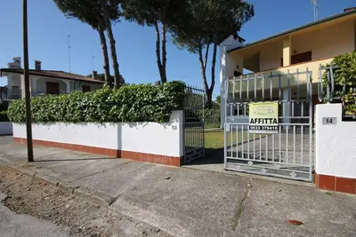 Image de Élégante villa au rez-de-chaussée avec grand jardin, belle véranda avec barbecue